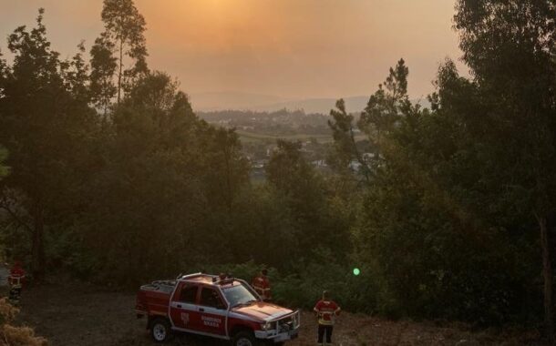 Mais de 120 operacionais e dois meios aéreos combatem fogos em Braga