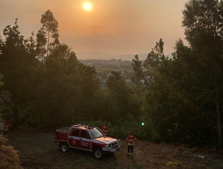 Mais de 120 operacionais e dois meios aéreos combatem fogos em Braga