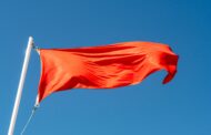 Bandeira vermelha na praia de Moledo devido à contaminação da água
