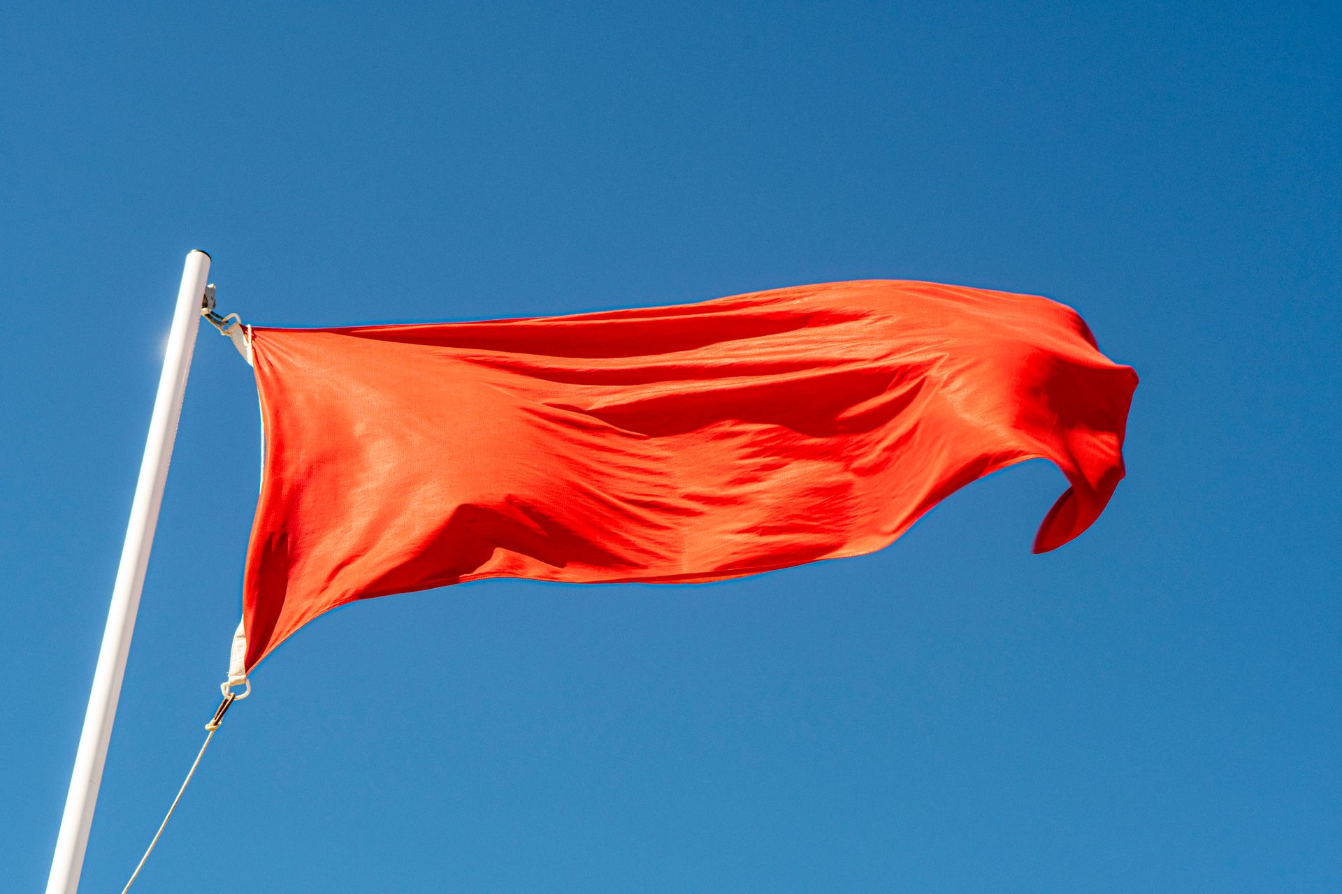 Bandeira vermelha na praia de Moledo devido à contaminação da água