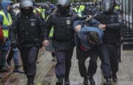 Mais de 680 detidos em protestos contra mobilização. Pró-russos relatam participação elevada nos referendos sobre anexação