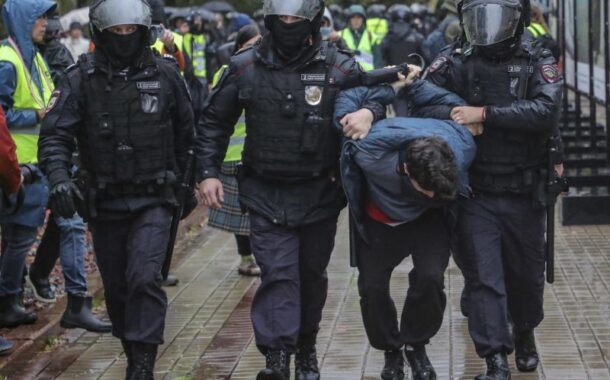 Mais de 680 detidos em protestos contra mobilização. Pró-russos relatam participação elevada nos referendos sobre anexação