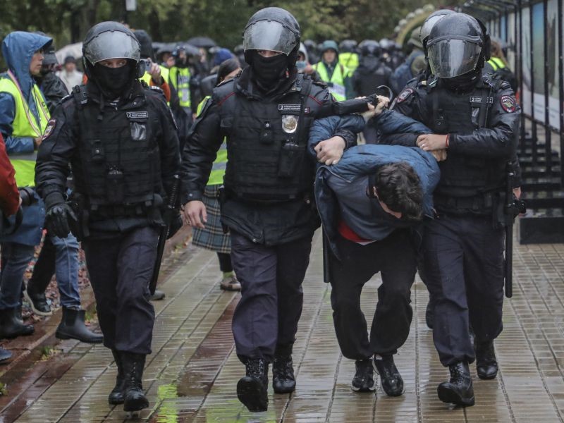 Mais de 680 detidos em protestos contra mobilização. Pró-russos relatam participação elevada nos referendos sobre anexação
