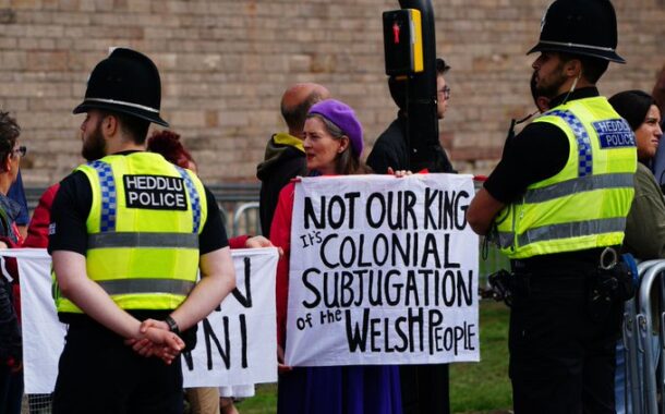 Polícia britânica reconhece direito a manifestações contra a monarquia após detenções