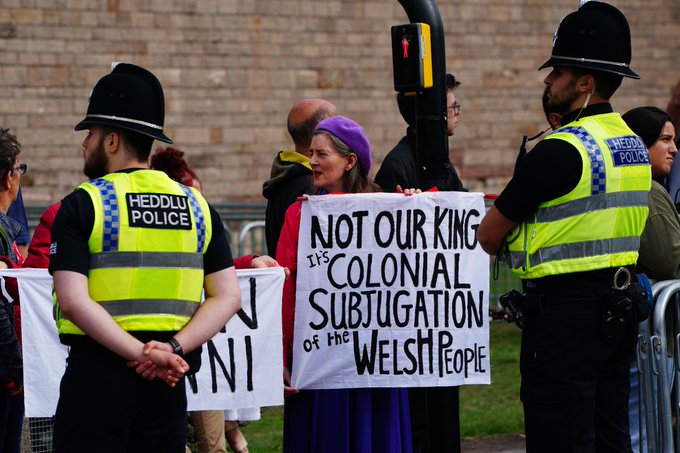 Polícia britânica reconhece direito a manifestações contra a monarquia após detenções
