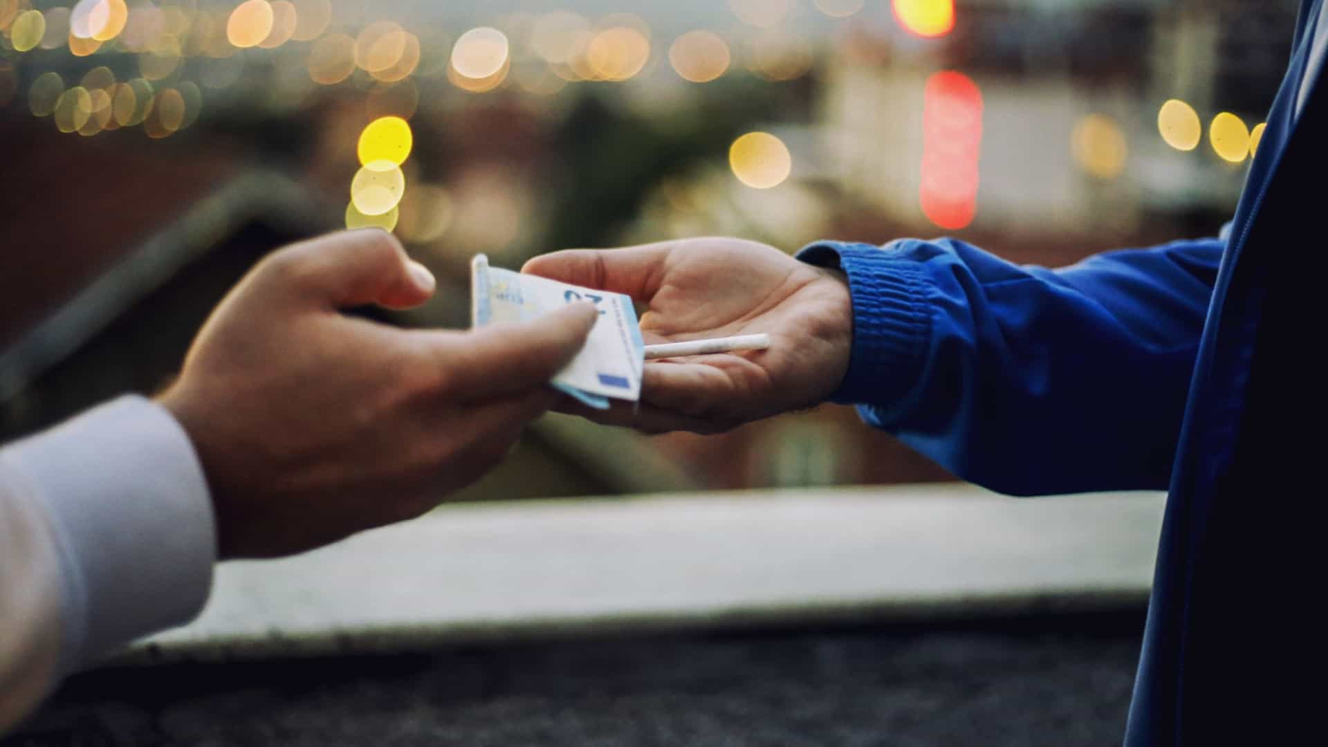 Menor de 15 anos detido ao tentar vender haxixe a polícias à civil