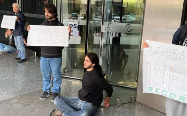 Activistas colados à entrada da Galp em Lisboa foram detidos pela PSP