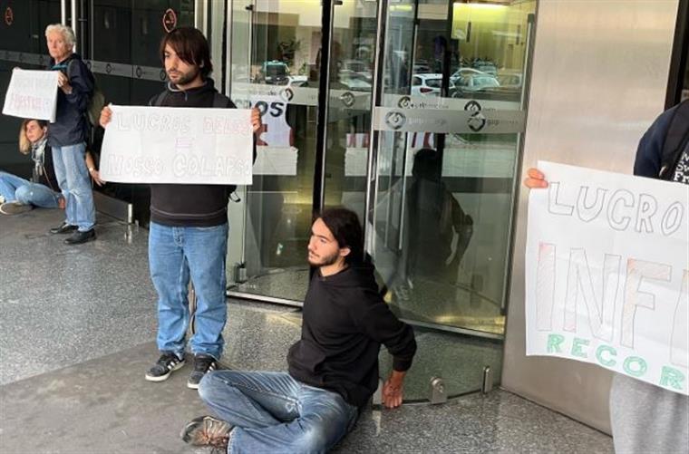 Activistas colados à entrada da Galp em Lisboa foram detidos pela PSP