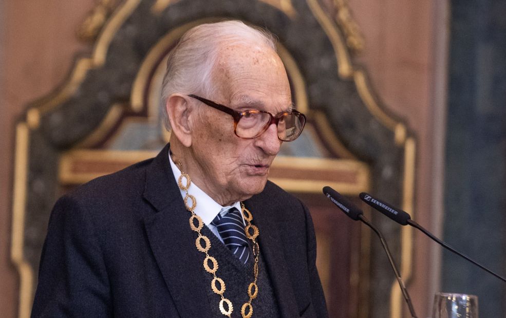 PR agradece a Adriano Moreira.  “Durante cem anos foi tudo ou quase tudo”