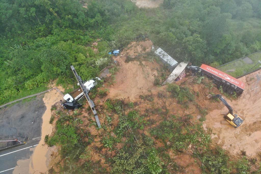 Bombeiros estimam pelo menos 30 desaparecidos em deslizamento de terras no Brasil