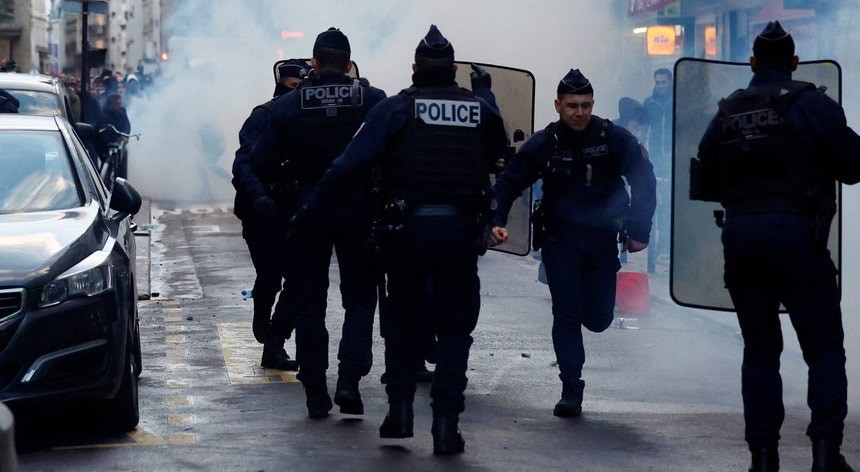 Confrontos nas ruas de Paris após tiroteio que matou três pessoas