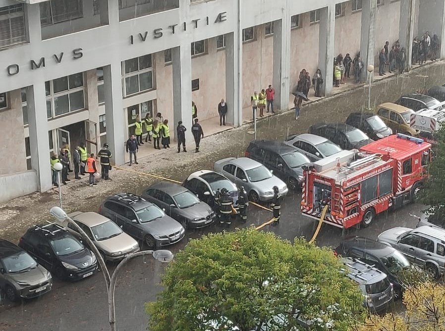 Simulacro de incêndio dos Bombeiros Sapadores obriga a evacuar Tribunal de Braga