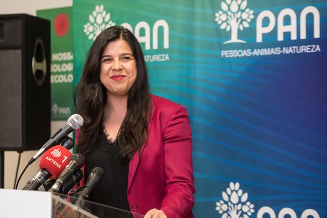 Inês Sousa Real visita futura (e polémica) central fotovoltaica em Famalicão