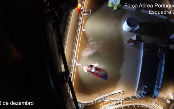 Força Aérea resgata seis pessoas à deriva em alto mar no Natal (vídeo)
