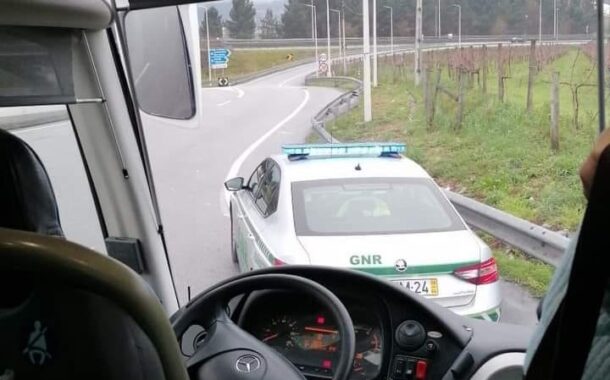 GNR fiscaliza autocarros de professores na A3, em Braga