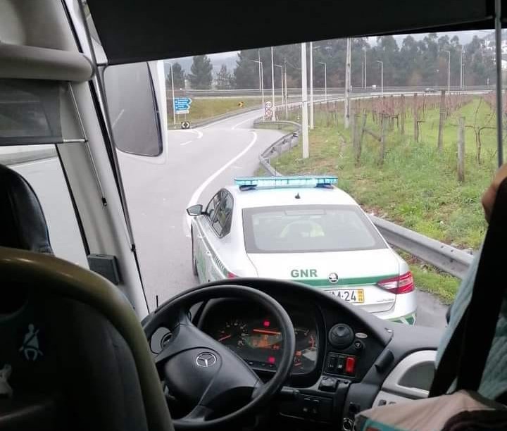 GNR fiscaliza autocarros de professores na A3, em Braga