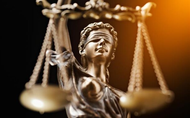 Advogado julgado por 555 crimes de falsificação para clientes não pagarem multas