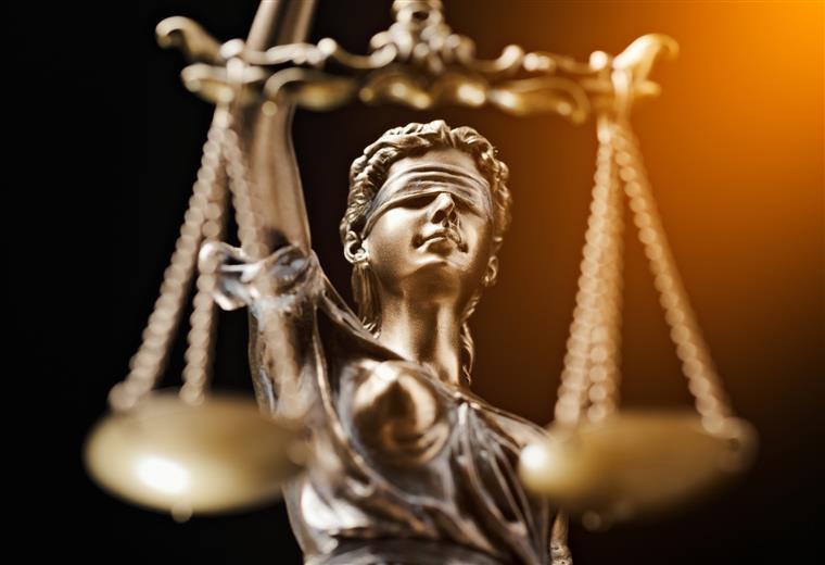 Advogado julgado por 555 crimes de falsificação para clientes não pagarem multas