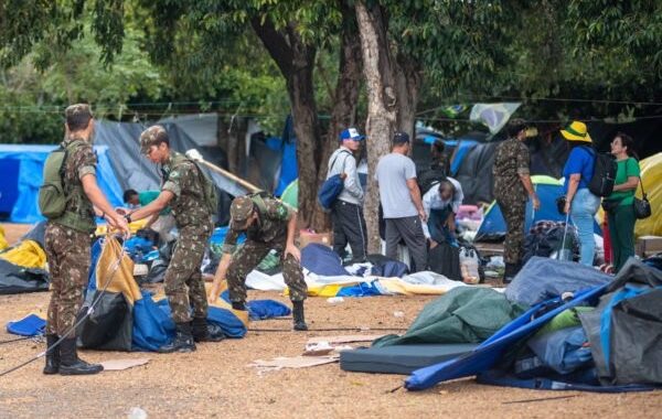 Exército desmobiliza acampamento bolsonarista em Brasília