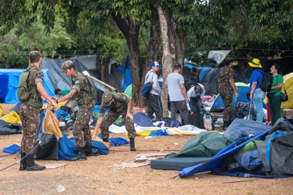 Exército desmobiliza acampamento bolsonarista em Brasília