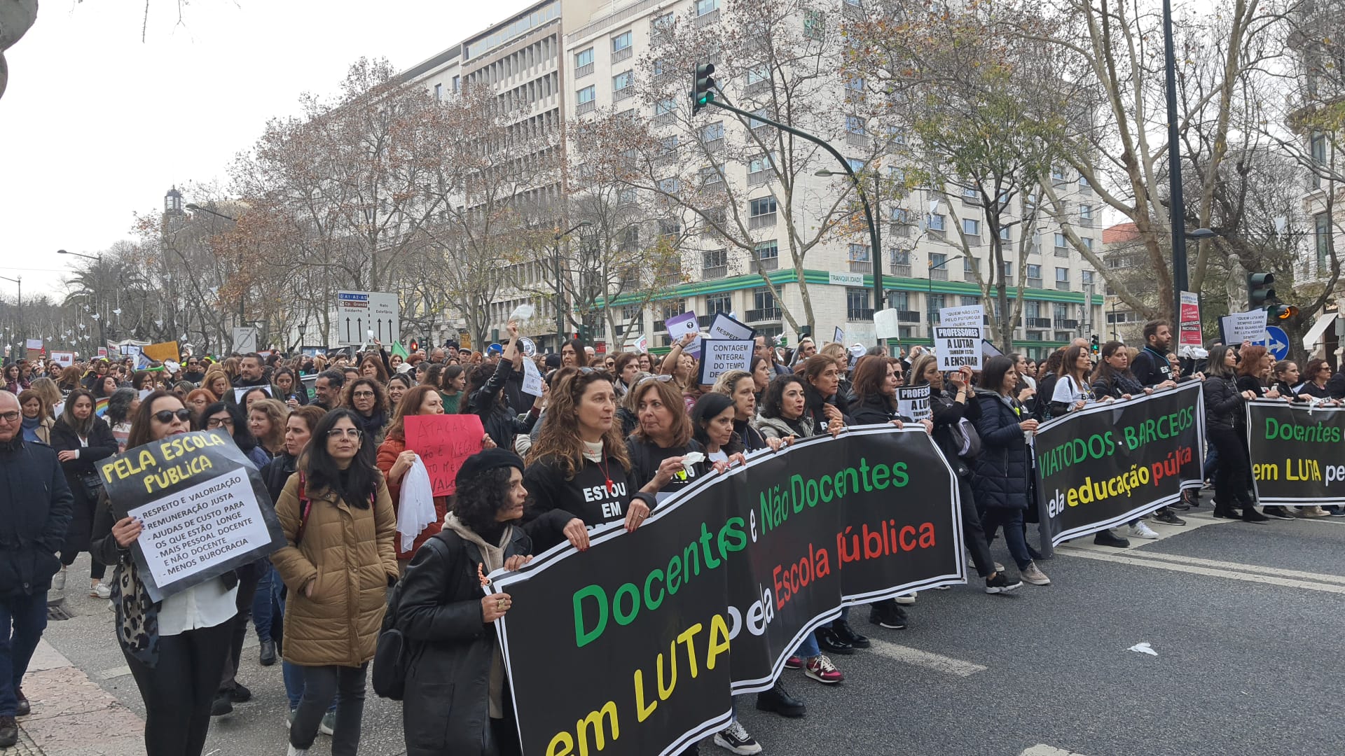 Milhares de professores manifestam-se em Lisboa em defesa da escola pública