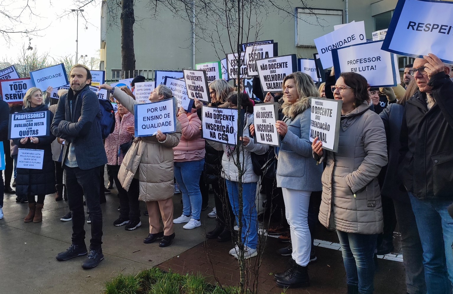 Greve de professores e funcionários fecha escolas em Famalicão