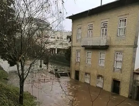 Autoridades registam 247 ocorrências até às 16h30. Cidades de Braga e Porto mais afectadas