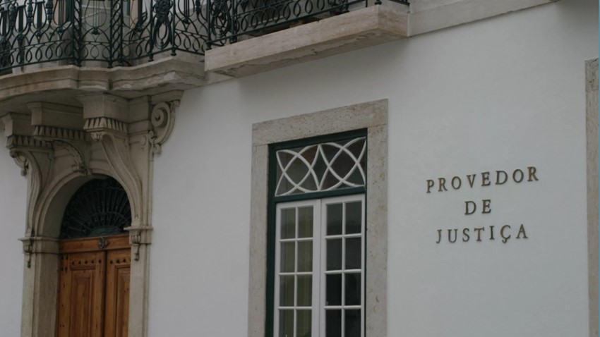 Provedora de Justiça admite que Estado não consegue explicar decisões