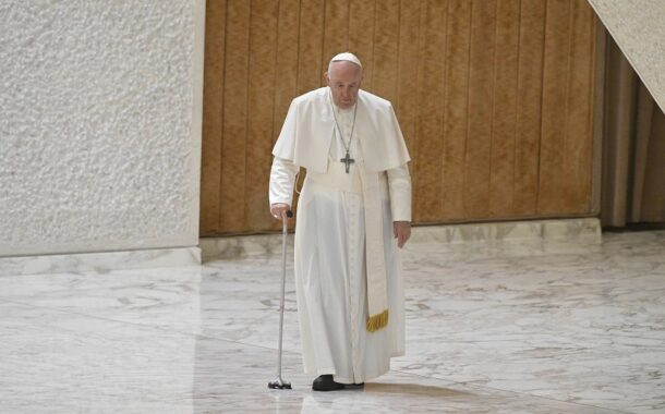 Papa Francisco no hospital para “exames previamente programados”