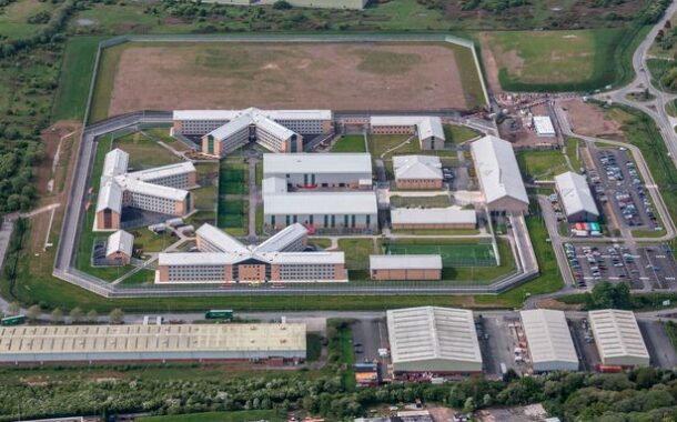 18 guardas prisionais foram despedidas devido a envolvimentos íntimos com presidiários no Reino Unido