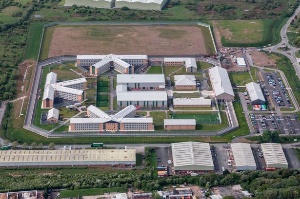 18 guardas prisionais foram despedidas devido a envolvimentos íntimos com presidiários no Reino Unido