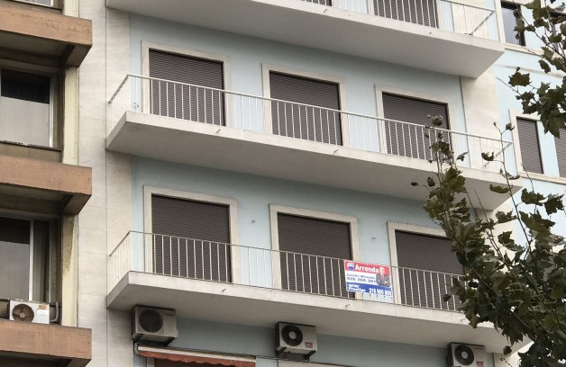 Marcelo promulga primeiros apoios à habitação, a “lei dos cartazes”