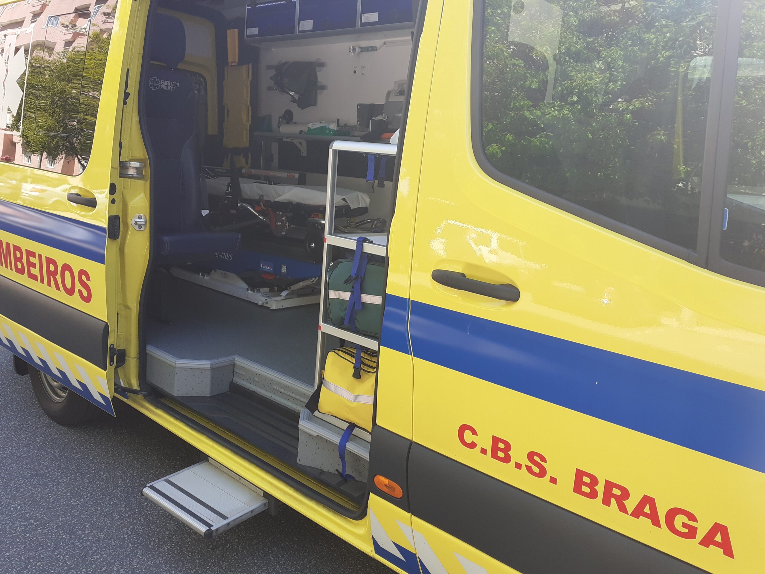 Homem atropela mortalmente esposa na sua garagem em Braga