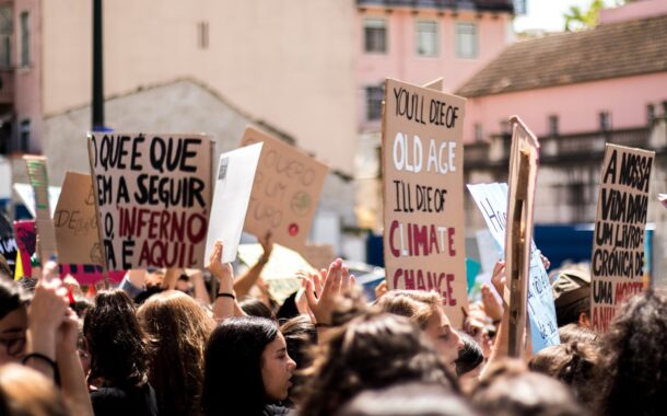 Centenas de jovens activistas pelo clima marcham em Lisboa para exigir mudanças
