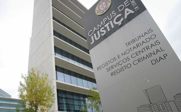 Homem parte vidro de banco e leva provas do Ministério Público