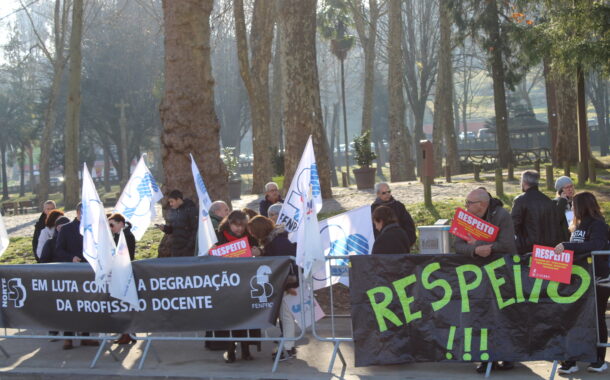 Ministro da Educação, com segurança reforçada, recebido com protestos dos professores em Braga
