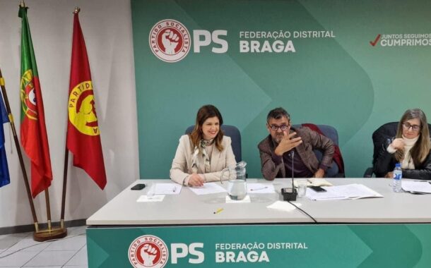 José Teixeira conversa com mulheres socialistas de Braga