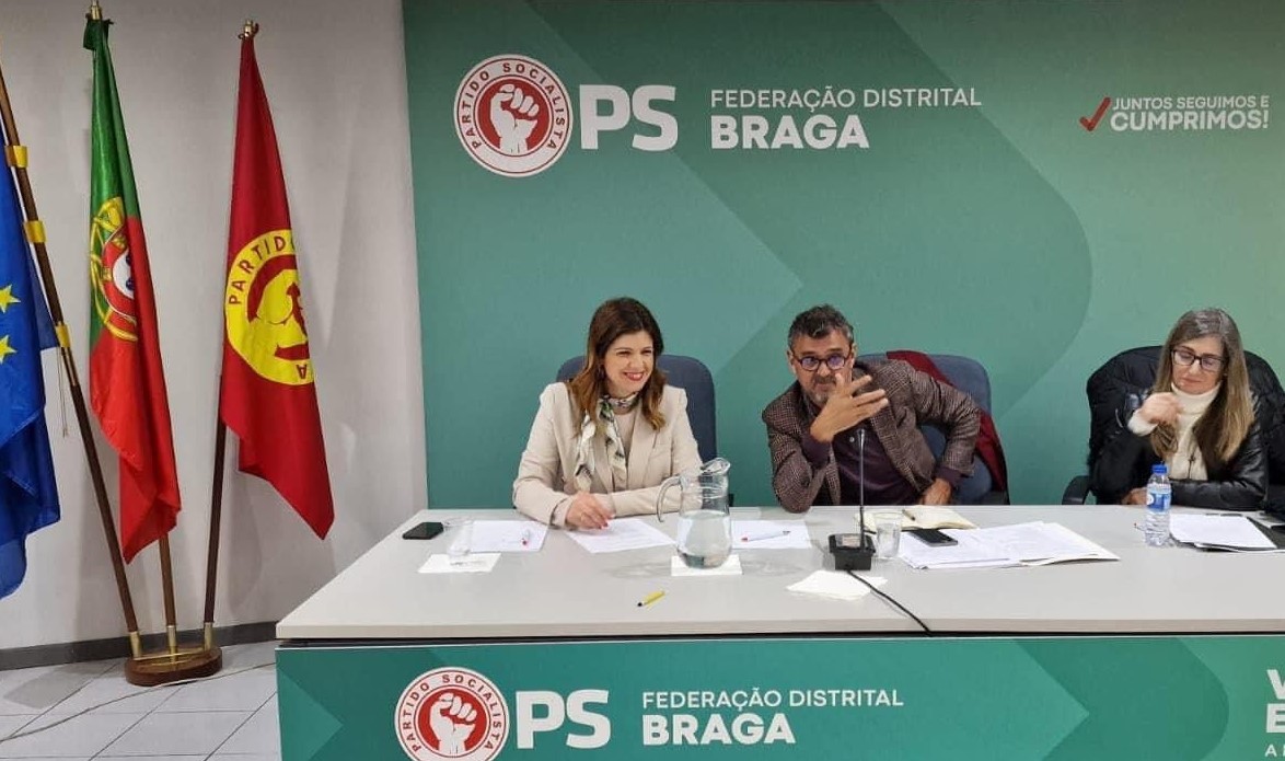 José Teixeira conversa com mulheres socialistas de Braga