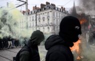 Novos distúrbios em manifestação contra revisão da lei das pensões em Paris