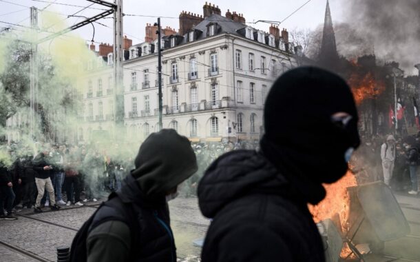 Novos distúrbios em manifestação contra revisão da lei das pensões em Paris