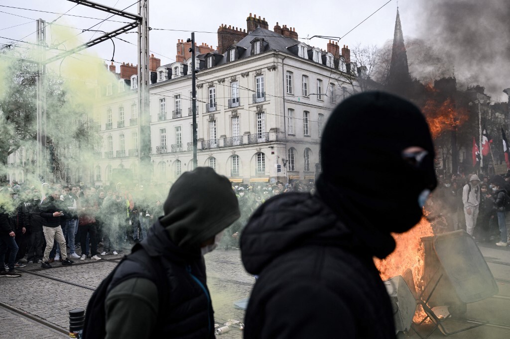 Novos distúrbios em manifestação contra revisão da lei das pensões em Paris