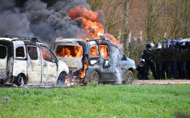 Manifestação ambientalista em França provoca confrontos violentos com a polícia