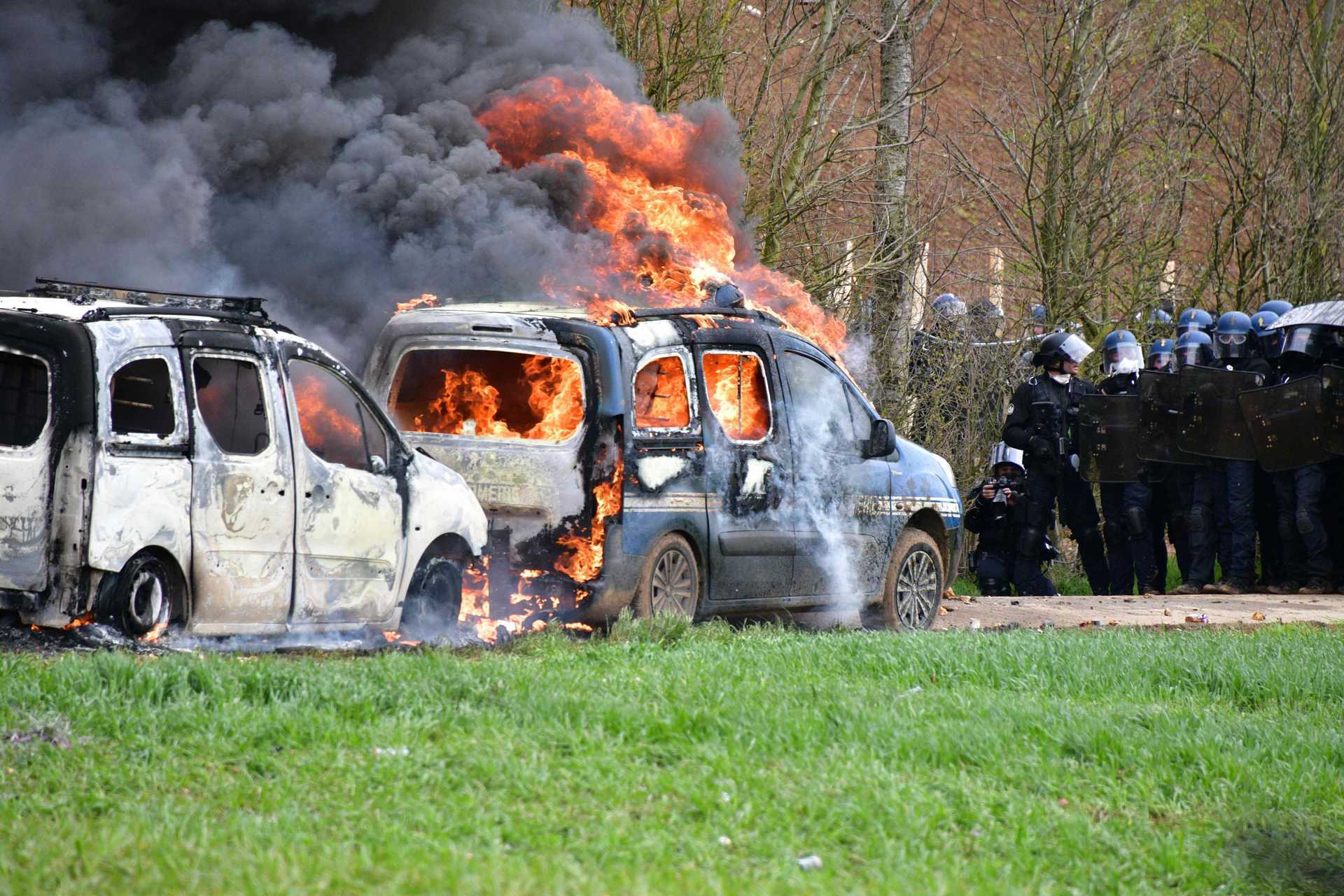 Manifestação ambientalista em França provoca confrontos violentos com a polícia