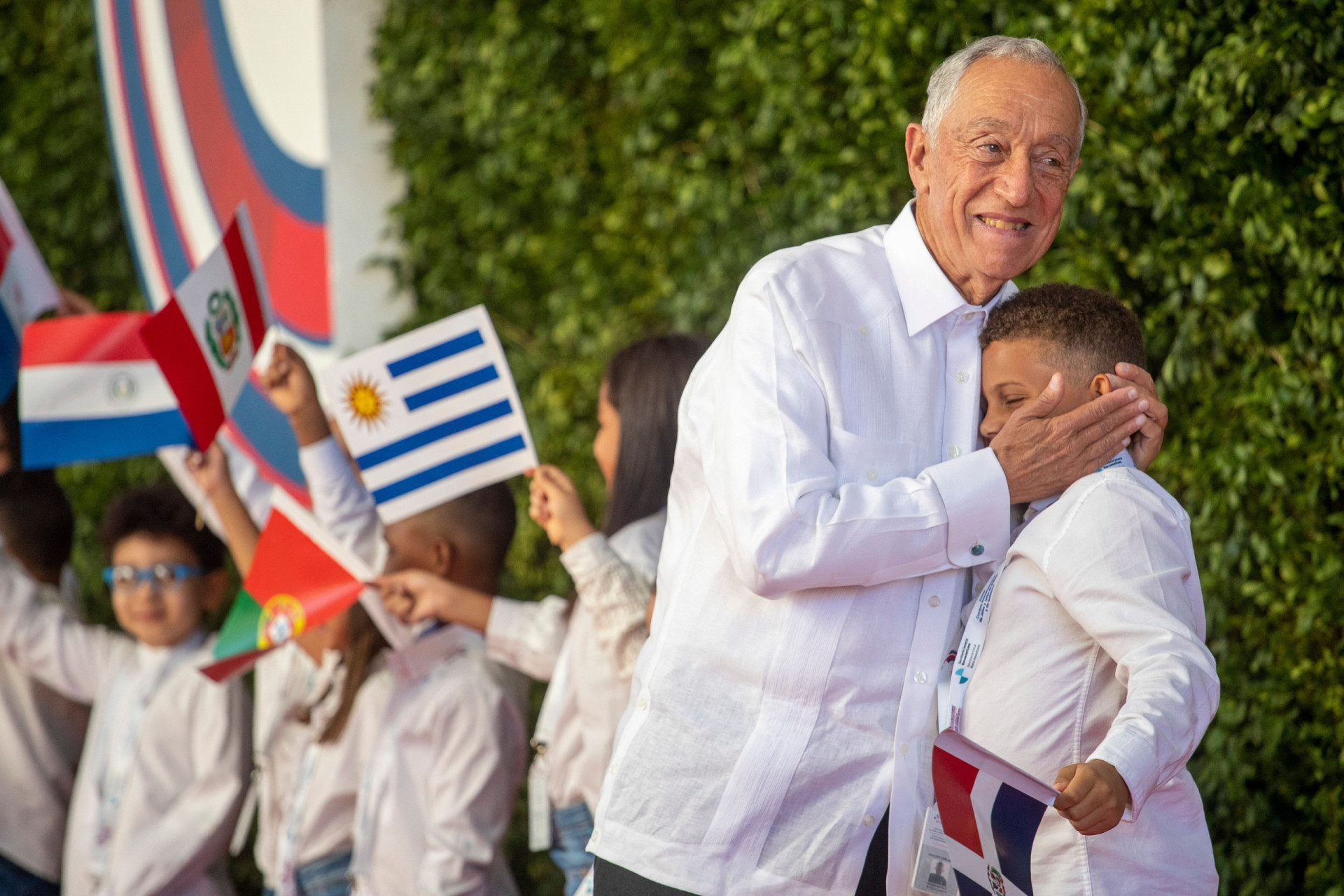 Marcelo espalha sorrisos nas Caraíbas e Costa anuncia fundo de um milhão de euros para cooperação com CPLP
