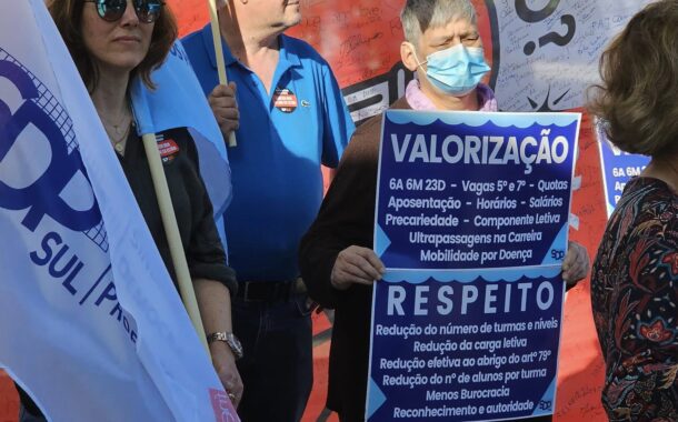 Perto de um milhar de professores cortam a principal avenida de Viana do Castelo
