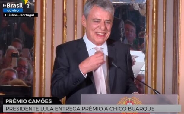 Chico Buarque agradece a Bolsonaro “pela rara fineza de não sujar o diploma” do Prémio Camões