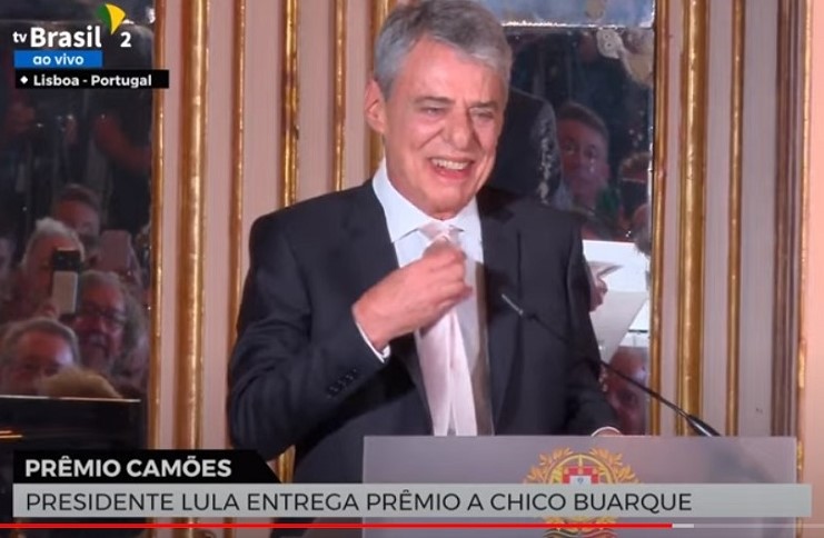 Chico Buarque agradece a Bolsonaro “pela rara fineza de não sujar o diploma” do Prémio Camões