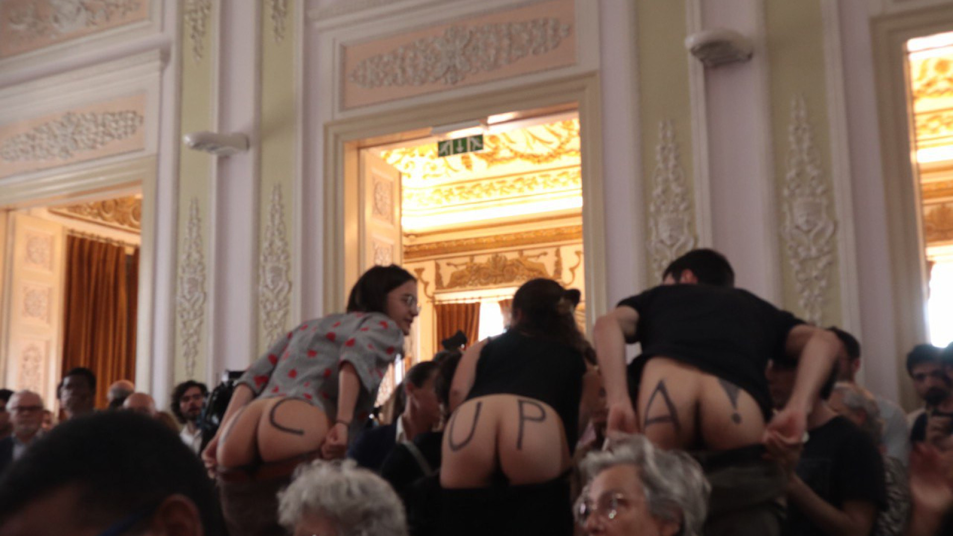 Activistas ambientais mostram rabo a António Costa no aniversário do PS