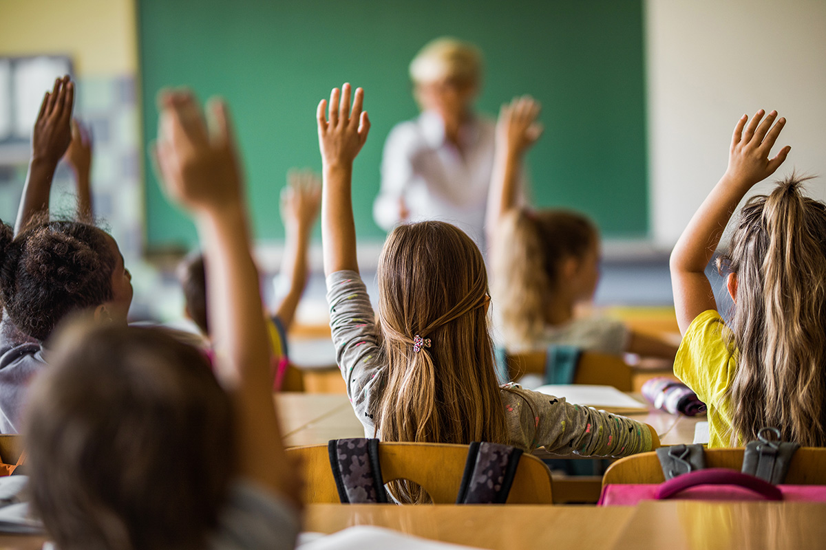 Professora obrigada a pedir desculpa a alunas por dizer “bom dia, meninas” numa escola de raparigas