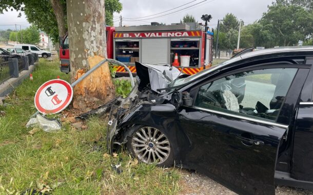 Mulher ferida com gravidade após despiste contra árvore em Valença